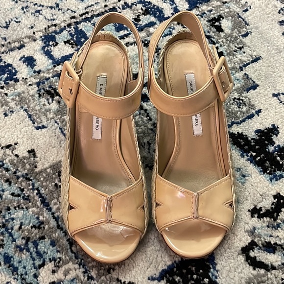 Diane von Furstenberg Nude Sudan Patent Wedge Espadrilles Sandals sz 8.5M - Picture 4 of 16